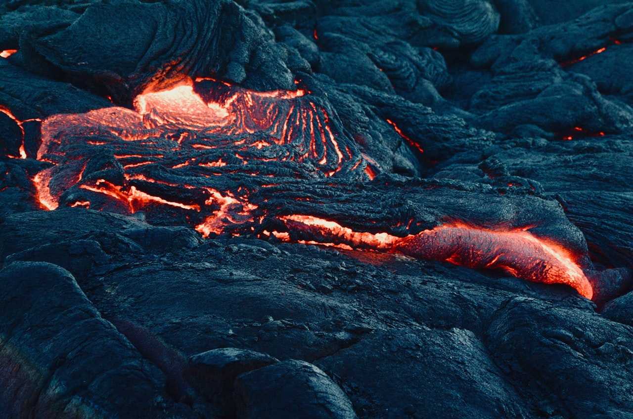 volcan en eruption