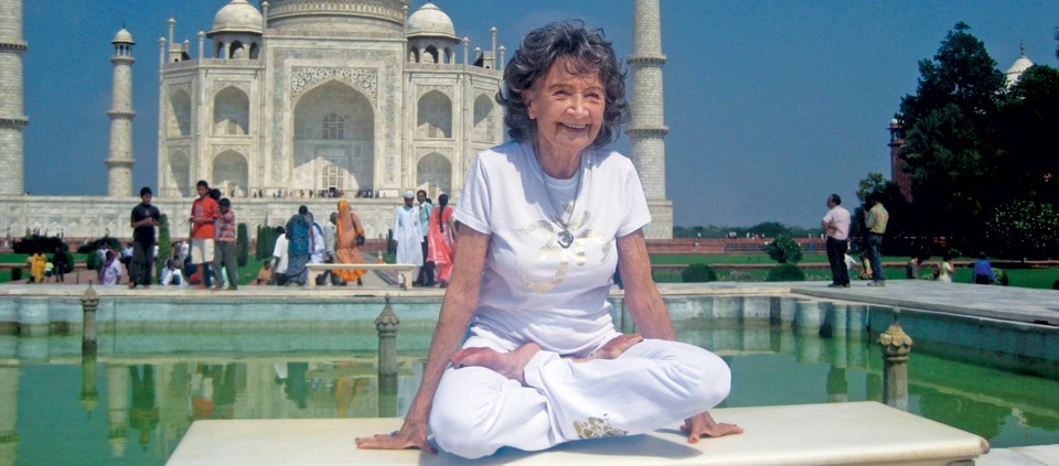 Tao Porcher-Lynch en Padmasana en élévation devant le Taj Mahal