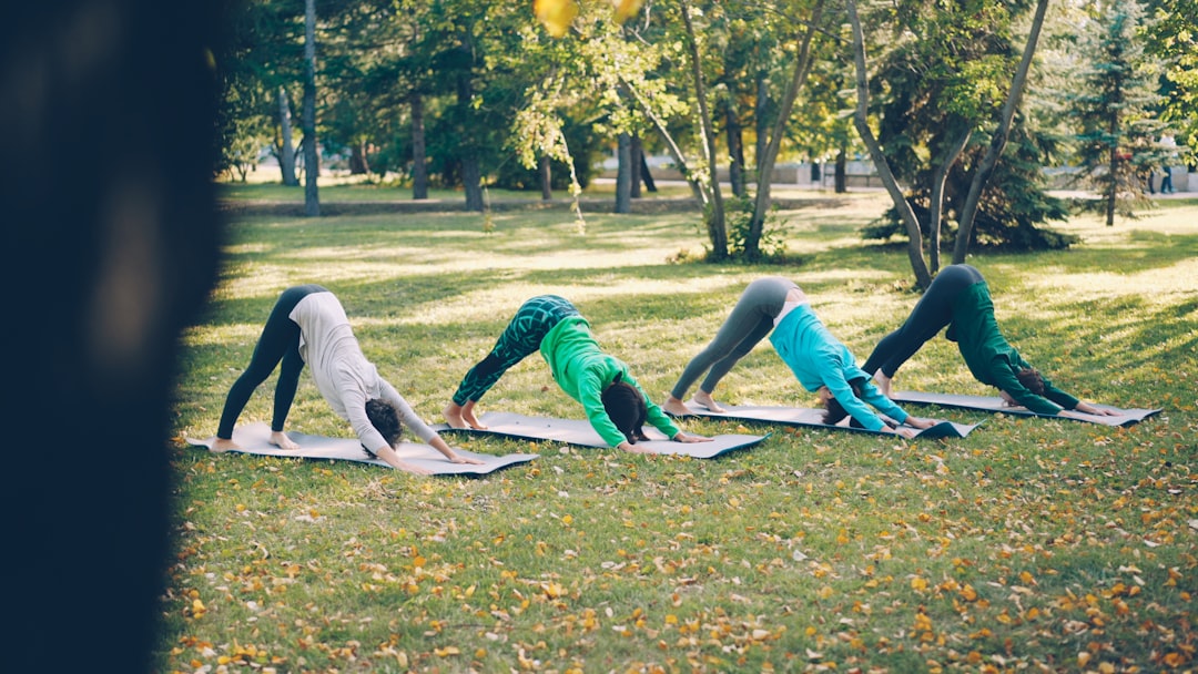 Personnes en yoga au parc - Adho mukha svanasana (chien tête en bas) Personnes en yoga au parc - Adho mukha svanasana (chien tête en bas)
