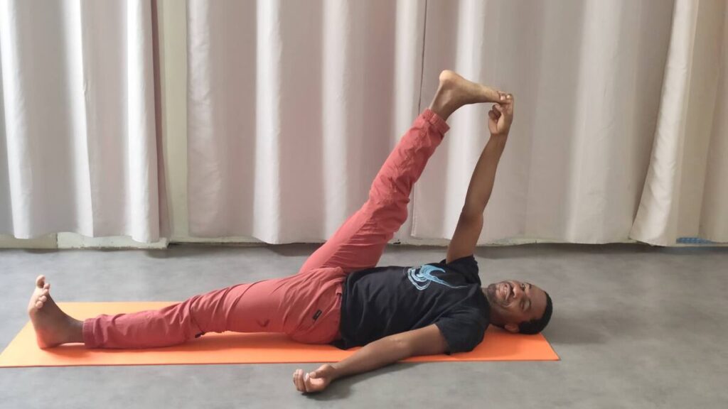 juste en supta padanghustasana